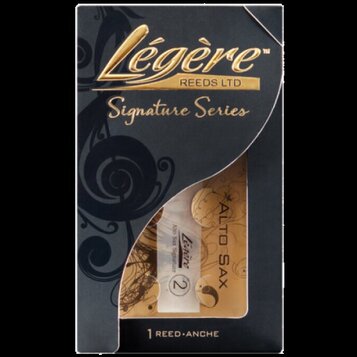 Černá krabička s nápisy Légère REEDS LTD. a Signature Series v zlaté barvě. V průhledném okénku je vidět syntetický plátkový mute s nápisy Légère, Al…