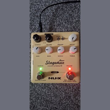 Béžový kytarový pedál s nápisy NUX, Floor Stageman a acoustic preamp+DI. Zařízení má dva kovové spínače s červenou a zelenou LED diodou, čtyři bílé o…