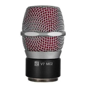Dynamický mikrofon s kovovou stříbrnou mřížkou a červeným vnitřním filtrem. Na spodním černém těle je bílý nápis s logem „sE V7 MC2“. Povrch nástroje…
