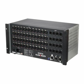 Černý rackový patchbay s velkým množstvím konektorů. Na zadním panelu je nápis GX4816 a logo ALLEN&HEATH. Horní část panelu je rozdělena na sekce Inp…
