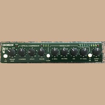 Zelený rackový procesor značky JOEMEEK s nápisy OPTICAL COMPRESSOR a MEEQUALIZER. Zařízení obsahuje devět černých otočných ovladačů s bílou značkou a…