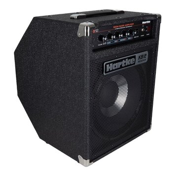 Černý basový kombozesilovač s texturovaným povrchem a kovovými hranami. Na horním ovládacím panelu je nápis 500W BASS AMPLIFIER HYDRIVE SPEAKER TECHN…