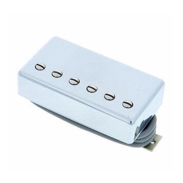 Stříbrný kytarový snímač typu humbucker s chromovaným krytem. Na horní straně jsou vidět šest nastavovacích šroubů. Povrch je hladký a bez viditelnýc…