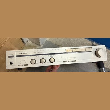 Stříbrný stereo zesilovač značky HITACHI, model STEREO AMPLIFIER HA-3700. Na předním panelu jsou umístěny čtyři otočné ovladače, několik tlačítek a p…