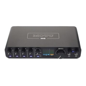 Černý audio rozhraní s nápisem MOTU M6 na horní straně. Přední panel obsahuje čtyři ovratové knoflíky s popiskem GAIN, ovládací prvek IN/BACK, digitá…