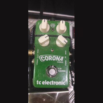 Zelený efekt pedál s bílými ovládacími knoflíky. Na přední straně jsou nápisy CORONA CHORUS, true bypass a tc electronic. V horní části je text CHORU…