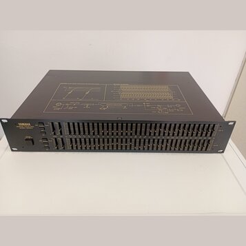Černý rackový grafický ekvalizér s nápisem YAMAHA GRAPHIC EQUALIZER MODEL GE2031A. Přední panel obsahuje dvě řady posuvníků pro kanály CH A a CH B, p…
