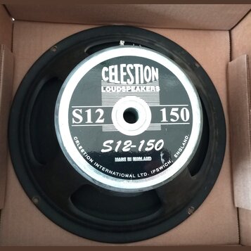 Černý reproduktor v kartonové krabici. Na středovém krytu je bílý nápis CELESTION LOUDSPEAKERS, označení S12 150 a níže model S12-150. Po obvodu je u…