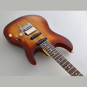 Elektrická kytara s trupem v červenohnědém sunburst provedení a viditnou strukturou dřeva. Nástroj má dva černá snímače typu humbucker, chromovaný mo…