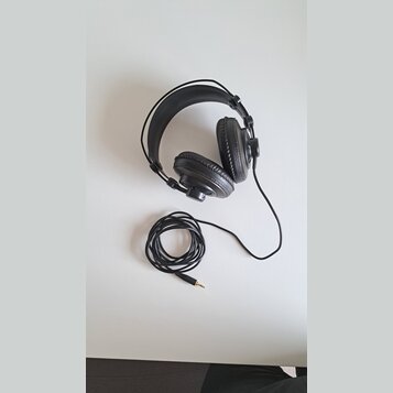 Černé centerXlupovací sluchátka s polstrováním z umělé kůže a plastovým ná headbandem. K sluchátkům je přiložen černý kabel s pozlaceným jack konekto…