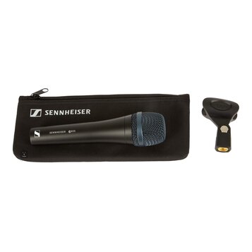 Černý dynamický mikrofon s modrou mřížkou a nápisem SENNHEISER e935. Mikrofon leží na černém zipovém pouzdře s bílým logem a nápisem SENNHEISER. Vedl…