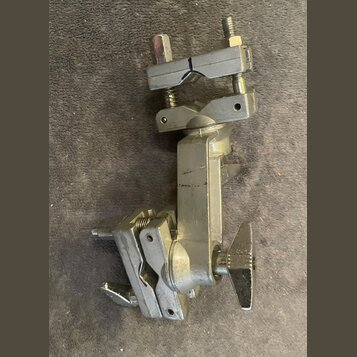 Stříbrný kovový držák s několika šroubovacími mechanismy a dvěma křídlovými maticemi. Povrch vykazuje známky opotřebení v podobě drobných škrábanců a…