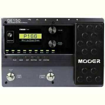 Multiefektový procesor v černé barvě s logem MOOER na pravém pedálu. V horní části je nápis GE150 Amp modelling & Multi Effects a displej s textem P1…