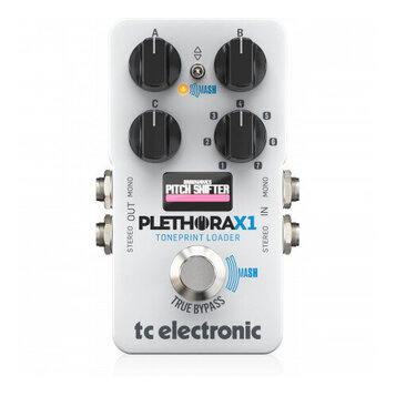 Bílý kytarový efekt s nápisy PLETHORA X1 a TONEPRINT LOADER. Na spodní části je logo tc electronic a nápis TRUE BYPASS. Zařízení má čtyři černé ovlád…