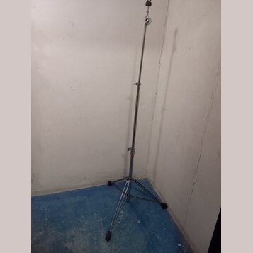 Stříbrný kovový mikrofonní stojan s trojnožkou a teleskopickým držadlem. Stojan je vybaven dvěma utahovacími šrouby pro regulaci výšky a úhlu. Na pov…