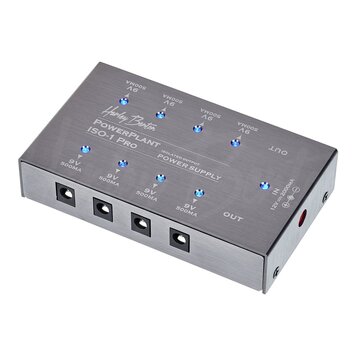 Stříbrný kovový napájecí zdroj s nápisy Harley Benton, POWERPLANT ISO-1 PRO a ISOLATED OUTPUT POWER SUPPLY. Zařízení má čtyři výstupy označené 9V 500…