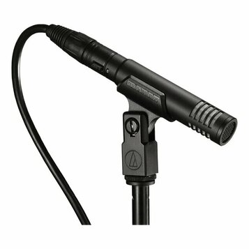 Černý kondenzátorový mikrofon v držáku na stojanu. Na těle mikrofonu je nápis audio-technica a v držáku je viditelné logo značky (písmeno A v kruhu).…