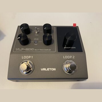 Šedý efekt pedál s černými ovládacími knoflíky a dvěma stoupacími spínači. Na zařízení jsou nápisy VLP-200 MULTI-TRACK SAMPLER, VALETON, LOOP 1 a LOO…