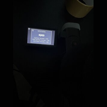 Fotografie zachycuje zapnutý displej elektronického zařízení. Na obrazovce je v horní části nadpis Information a pod ním označení Q8. Dále jsou uvede…