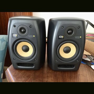 Dva černé studiové monitory s žlutými membránami basových reproduktorů. Na obou je viditelné logo KRK a označení modelu VXT6. Povrch je v matném prov…