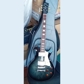Elektrická kytara typu Les Paul s tmavě modrým průhledným lakem a viditnou strukturou dřeva. Na hlavě je bílé logo Cort, na hmatníku jsou bílé blokov…