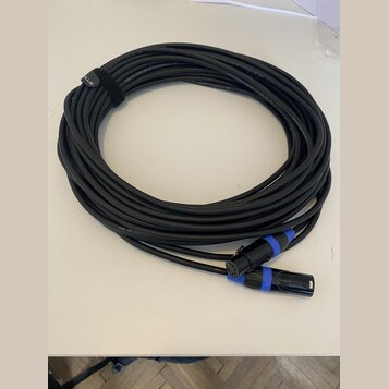 Černý svinutý kabel s modrými konektory. Na kabelu je viditelný nápis „CE“ a logo „SULLS“. Povrch kabelu i konektorů je v dobrém stavu bez viditelnéh…