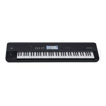 Černý digitální klavír s bílými a černými klávesami. Na levé straně je logo KORG a na pravé nápis NAUTILUS MUSIC WORKSTATION. Uprostřed horního panel…