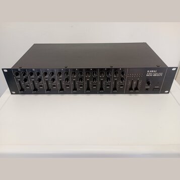 Černý rackový stereo mixér s osmi identickými vstupními kanály. Na pravé straně je bílý nápis KAWAI 16 INPUT STEREO MIXER MX-8SR. Každý kanál obsahuj…