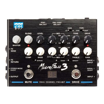 Černý basový předzesilovač s nápisem MicroBass 3 a logem EBS v levém horním rohu. Zařízení má řadu bílých a černých ovládacích knoflíků s popisky jak…