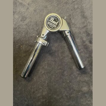 Chromovaný kovový držák na činely s kloubem. Na horním krytu je logo Pearl a nápis UNI-LOCK SYSTEM PATENTED. Povrch vykazuje drobné známky opotřebení…
