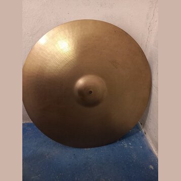 Kruhový mosazný činel s viditelným rýhováním v horní části. V pravé horní části je vyryto logo a nápis Zildjian. Povrch vykazuje mírné oxidace a drob…