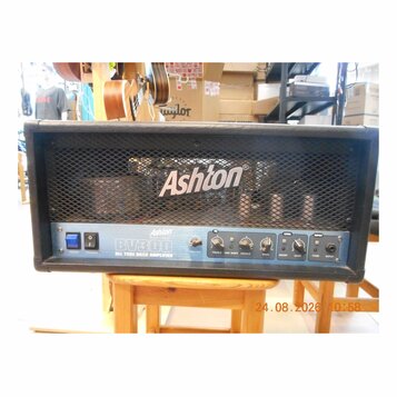Černý basový kombozesilovač s kovovou mřížkou, na které je bílé logo Ashton. Na spodním ovládacím panelu jsou nápisy Ashton, BV300 a ALL TUBE BASS AM…