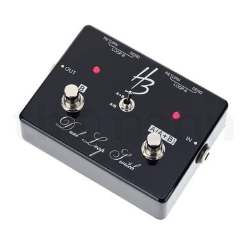 Černý efekt pedál s nápisem Dual Loop Switch. Na horní straně je logo HB, přepínač s označením A/B a A+B, dva stoupací spínače s popisky B a A/(A+B)…