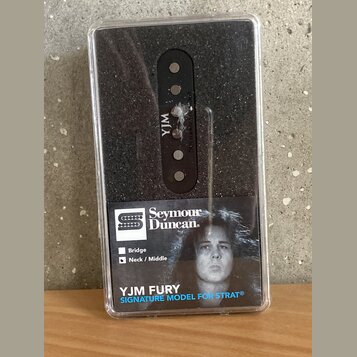Černý elektrický snímač s kovovým krytem a nápisem YJM, umístěný v průhledném plastovém obalu. Na obalu je štítek s logem a nápisem Seymour Duncan, f…