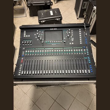 Černý digitální mixážní pult s nápisy ALLEN & HEATH a SQ-6. Zařízení obsahuje dotykový displej, řadu zelených tlačítek a více řad posuvníků. Mixážní…