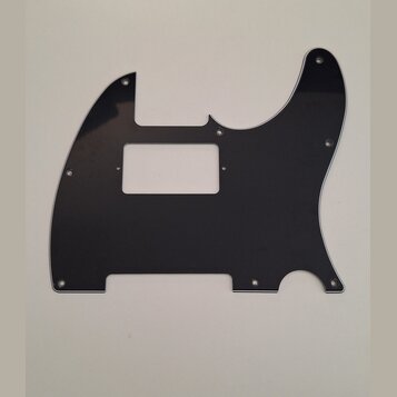 Černý plastový pickguard pro elektrickou kytaru s obdélníkovým výřezem pro snímač. Povrch je hladký a lesklý, bez viditelných značek, log nebo nápisů…