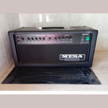 Černý kytarový zesilovač s nápisem MESA ENGINEERING na přední mřížce. Na horním ovládacím panelu je vpravo nápis RH50T a pod ním text 50 WATT TUBE HE…