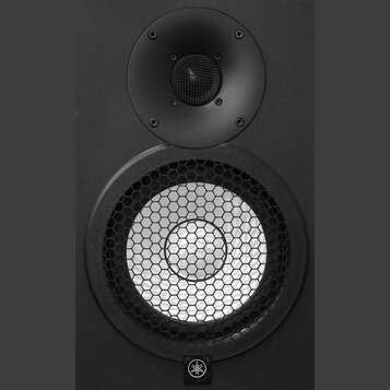 Černý studiový monitor se dvěma reproduktory. Horní je menší výškovek, spodní je větší středně-basový reproduktor s bílou membránou a černou voštinov…
