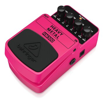 Růžový efekt pedál s černým stoupacím spínačem, na kterém je logo a nápis behringer. Na horní části je nápis HEAVY METAL HM300 a označení vstupů OUT…