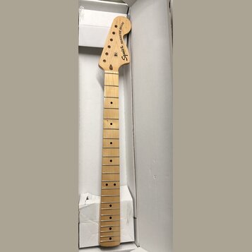 Fotografie znázorňuje krk elektrické kytary z ančové barvy dřeva s javorovým hmatníkem. Na hlavě je černý nápis Squier by Fender a TELECASTER DELUXE.…