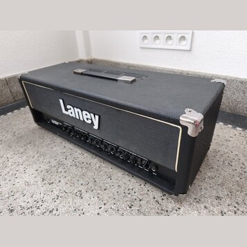 Černý kytarový kombozesilovač s texturovaným povrchem a bílým lemováním. Na přední mřížce je umístěno bílé logo Laney. Přístroj má v horní části přen…