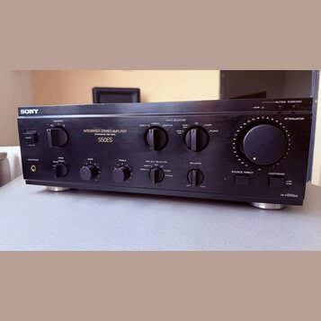 Černý integrovaný stereo zesilovač značky SONY. Na předním panelu je nápis INTEGRATED STEREO AMPLIFIER, SPONTANEOUS TWIN DRIVE a modelové označení 55…
