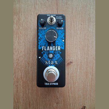 Černý efekt pedál s modrým grafickým motivem. Na zařízení jsou nápisy TRUE BYPASS, Stax a FLANGER. Pedál má jeden ovládací knoflík s popisky COLOR a…