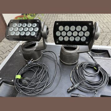 Dvě černé LED reflektory na pohyblivých ramenech umístěné na černém transportním kufru. Na spodní části obou zařízení je vidět nápis "TOSCH". K příst…