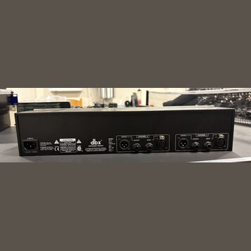 Zadní strana černého rackového zařízení s logem dbx PROFESSIONAL PRODUCTS. Na štítku je uveden nápis A HARMAN INTERNATIONAL COMPANY SALT LAKE CITY, U…