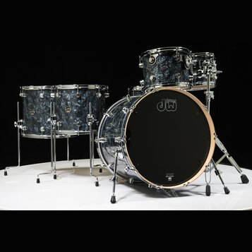 bicí souprava v tmavě modré mramorové barvě s chromovaným kováním. Na rezonanční kožeše basového bubnu i tomů je viditelné logo „dw drums“. Na spodní…
