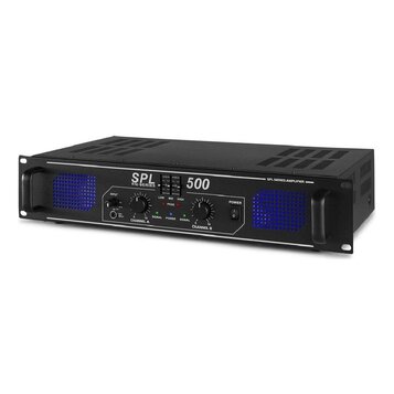 Černý rackový zesilovač s modře podsvícenými mřížkami po stranách. Na předním panelu jsou nápisy SPL EQ-SERIES 500 a SPL SERIES AMPLIFIER. Zařízení m…
