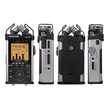 Čtyři pohledy na stříbrno-černý digitální záznamník s integrovanými mikrofony. Na přední straně je nápis TASCAM a model DR-44WL, displej zobrazuje ča…