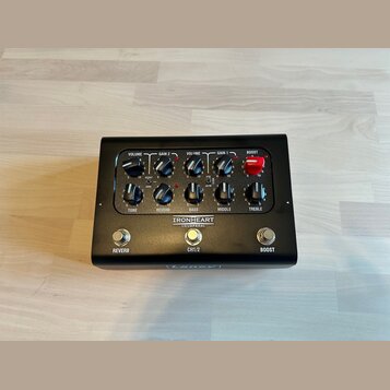 Černý kytarový efekt pedál s nápisem IRONHEART LOUDPEDAL. Na horní části jsou ovládací knoflíky s popisky VOLUME, GAIN 2, VOLUME, GAIN 1 a BOOST, dál…