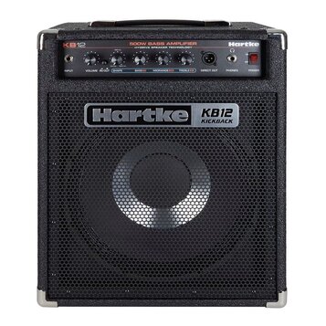 Černý basový kombozesilovač s kovovou mřížkou a chromovanými rohy. Na horním ovládacím panelu jsou nápisy KB12, 500W BASS AMPLIFIER, HYDRIVE SPEAKER…